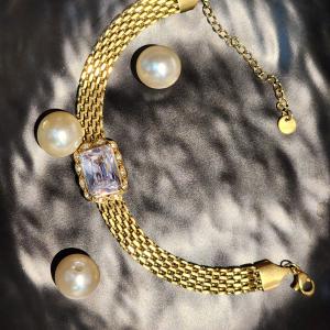 Unisex Vintage Gold Bracelet With A Large Gemstone As Centerpiece