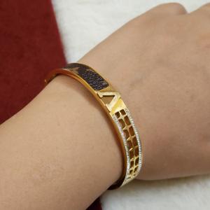 Unisex Designer Louis Vuitton Essential V Bangle Bracelet