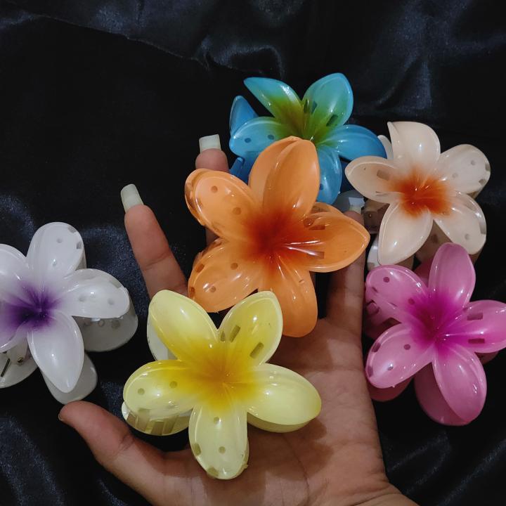 Cream Caramel Plumeria Clutcher