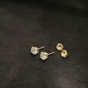 Unisex Timeless Solitaire Studs