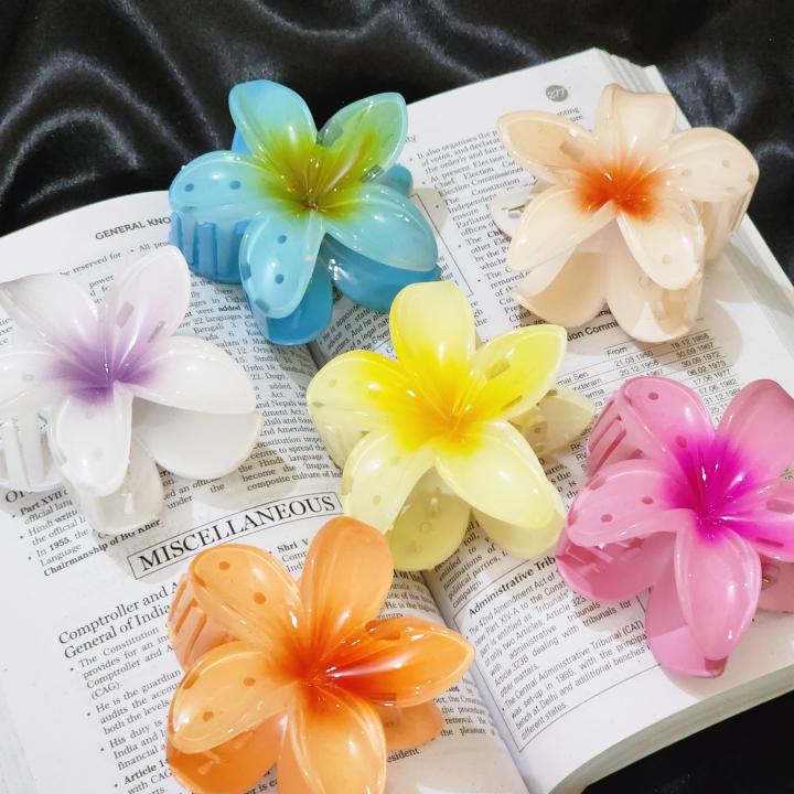 Sunlit Daffodil Clutcher