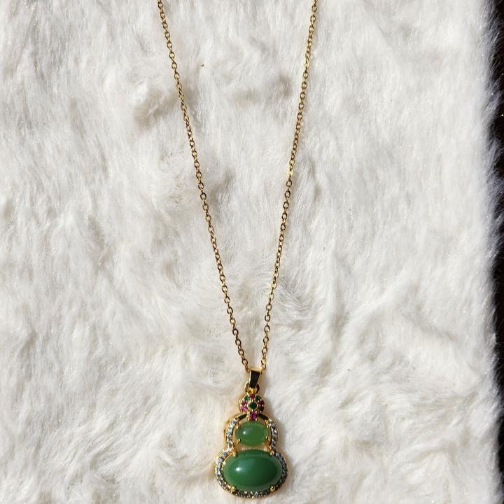 Emerald Aura Gourd Pendant Necklace