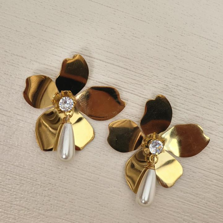 Golden Bloom Pearl Drop Earring