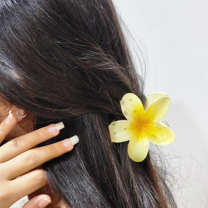 Sunlit Daffodil Clutcher