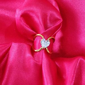 Elegant Gold Ring With Heart-Shaped Diamond