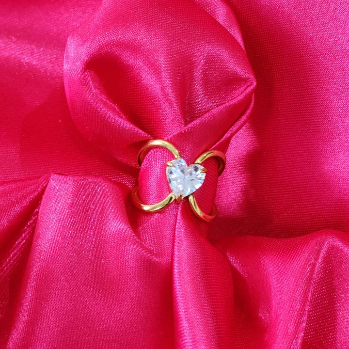 Elegant Gold Ring With Heart-Shaped Diamond
